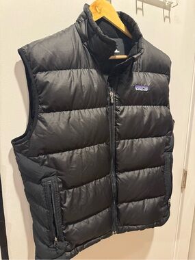 Medium Puffer Patagonia Black Vest with Logo Patch